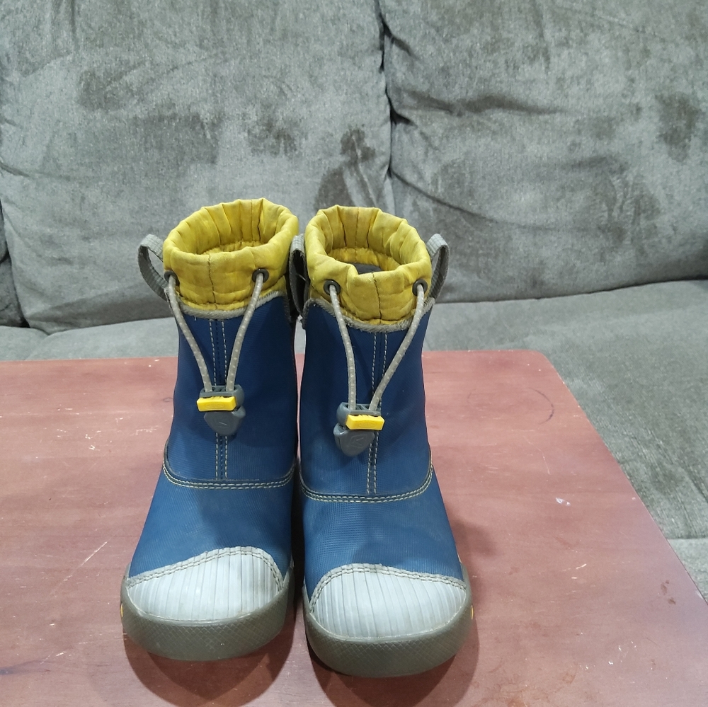 Keen boys winter boots size 10